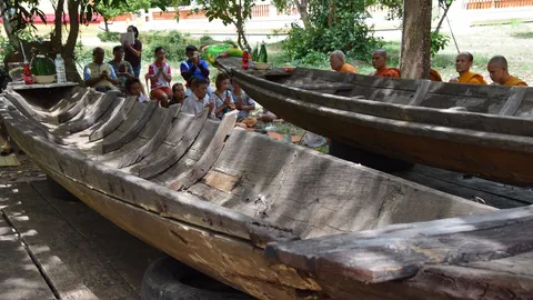 ชาวโคราชแห่ขอโชคเรือตะเคียนโบราณ 'มาลัย-มาลี' ให้เลข 42 ไปเสี่ยงดวง