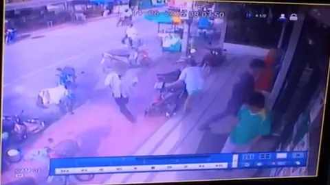 นร.วัยรุ่นตีกันย่านร่มเกล้า ชักปืนยิงเจ็บ 2 ชาวบ้านโดนลูกหลง (ชมคลิป)