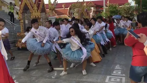 อย่างมันส์! เชียร์ลีดเดอร์จัดเต็มแห่นาค โชว์แดนซ์สุดพลัง (ชมคลิป)