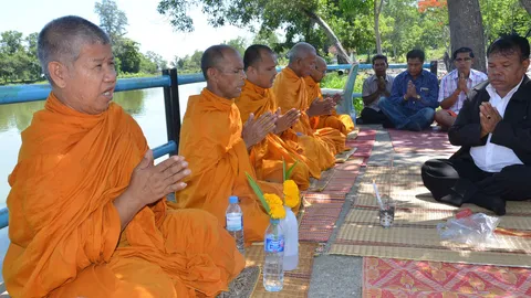 สังเวยความชุ่ย! ชาวเมืองคอน จัดสวดศพปลาตายหมู่ จ่อร้องศาลปกครอง
