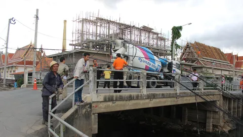 รถโม่ปูนเกี่ยวสายโทรศัพท์ ขณะข้ามคลองบางไผ่ ลากเสาไฟฟ้าโค่น 9 ต้น