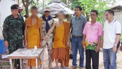 ชาวบ้านแจ้ง ตร. 2 พระ-เณร ติดยาบ้างอม จับตรวจฉี่พบม่วง พาสึกทั้งคู่!