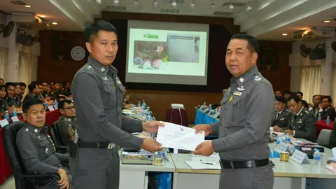 มอบรางวัลทำดี! ผู้กอง สภ.ทุ่งคอก ปรี่รับแจ้งความยายพิการหน้าบันไดโรงพัก