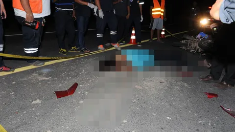 หนุ่มปราจีน ขี่จยย.ชนท้ายกระบะเจอเหล็กท้ายรถเสียบคอตายสยอง