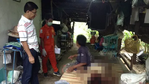 พ่อคว้าขวานเจาะหัวลูกดับ อ้างซดเหล้าขาวด้วยกันจนเมา แล้วถูกทำร้าย