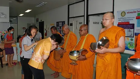 ตักบาตรข้างเตียง ผู้ป่วย รพ.ตรังมีสุข