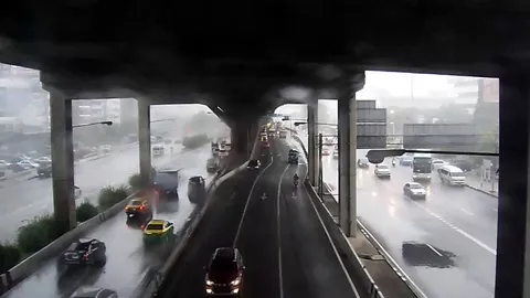 ฝนถล่มกรุง ชุ่มฉ่ำ ย่านวิภาวดีฯ ตกหนัก จราจรเส้นรามคำแหง รถติดหนึบ