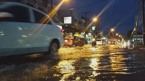 ฝนถล่มขอนแก่น! น้ำท่วมขังถนนหลายสาย นายกฯเล็กระดมจนท.เร่งระบายน้ำ