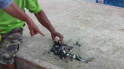 มือถือระเบิด! ลุงซื้อจากบูธ ราคาพันเก้า ล้วงออกวางบึมเข้าตาหวิดบอด