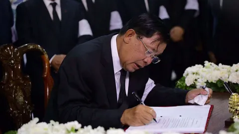 ฮุน เซน นั่งฮ. ร่ำไห้ร่วมงานศพ‘ลุงใส่ ’ ผู้มีพระคุณที่ จ.ตราด  