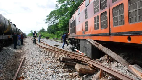 รถไฟ กทม.-เด่นชัย ตกรางที่พิษณุโลก คาดดินอ่อนตัวจากฝนตกทั้งคืน ไร้เจ็บ