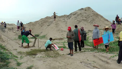 ชาวบ้านชะอำ สุดทน ลั่นติดคุกก็ยอม ร้องรัฐถมดินรุกล้ำคลองตากบ 