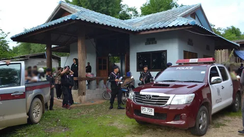 ตกใจ! เจอบุกจับไม่กล้าวิ่งหนี ทหารรวบนักพนันไพ่ครึ่งร้อย