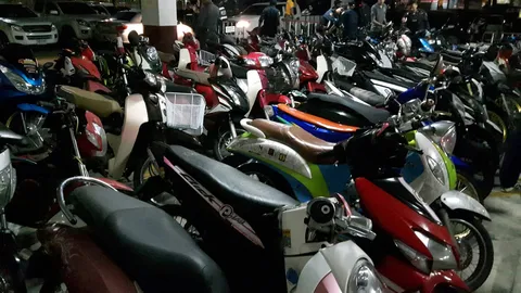 ตร.-ทหาร รวบโจ๋สมุทรสาคร ซิ่ง จยย.ป่วนเมือง ยึดจยย.81คัน 