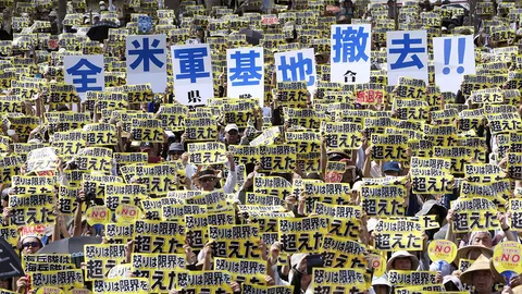 ชาวโอกินาวานับหมื่นประท้วงไล่ทัพมะกัน แค้นข่มขืนฆ่าสาวญี่ปุ่น