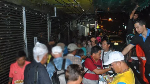 กลุ่มคนใจดีเลี้ยงข้าวคนไร้บ้าน ลานคนเมือง กทม. ชี้ทำแล้วอิ่มบุญอิ่มใจ