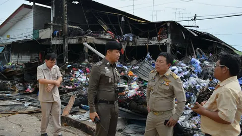 แม่ค้าเขมรแห่ดูร้าน หลังไฟไหม้ในตลาดโรงเกลือ เสียหายกว่า 5 ล้าน    