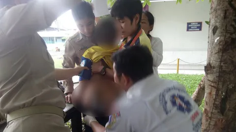 หวาดเสียว! เด็ก 7 ขวบ เล่นกับเพื่อน โดนผลักเหล็กแหลมเสียบคาก้น