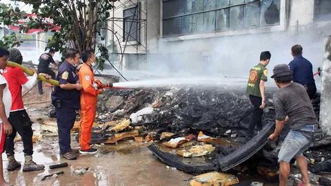 แตกตื่น! ไฟไหม้ควันโขมงทั่วเมืองยะลา ต้นเหตุจากกองขยะโรงแรมร้าง