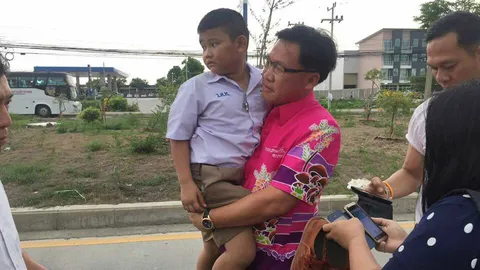 ได้ใจชาวบ้าน! พ่อเมืองกรุงเก่า ช่วยเด็ก 10 ขวบ รถชนกันกลางถนน