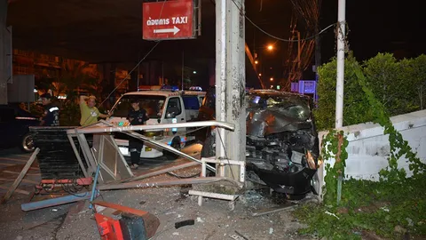 หนุ่มเบญจเพสควบเก๋ง แหกโค้งชนตู้โทรศัพท์ อัดเสาไฟฟ้า หวิดดับ!