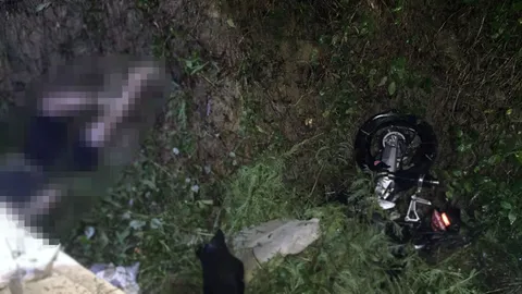 หนุ่มสาวจีนควบบิ๊กไบค์แหกโค้งชนฝาบ้าน-ตกเหวที่ภูเก็ตดับ 1 เจ็บ 1