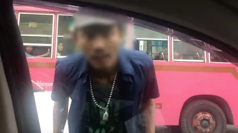 อัดคลิปทัน! หนุ่มร้องเจอโชเฟอร์รถเมล์ สาย 113 ด่ากราด ท้าให้ลงรถ (ชมคลิป)