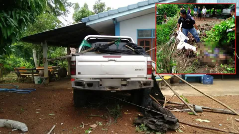 มาเร็วทั้งคู่! สาวใหญ่ขับปิกอัพเสยรถจยย.พ่วงลากคนขี่เข้าพงหญ้าดับคาที่