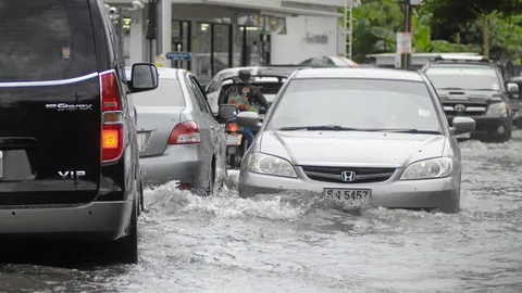 แยกภาวนายังอ่วม-รามอินทรา 34 น้ำเอ่อสูง จราจรสาหัส คนตกเครื่องเพียบ