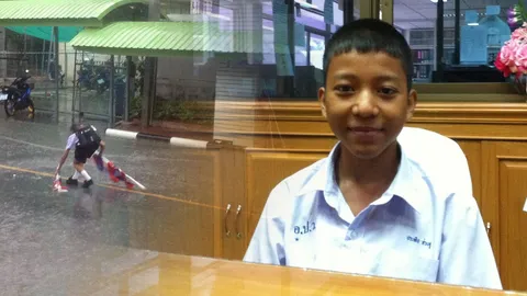 เจอตัวแล้ว! ด.ช.วัย 12 เดินฝ่าสายฝน เก็บธงชาติที่ตกลงพื้น