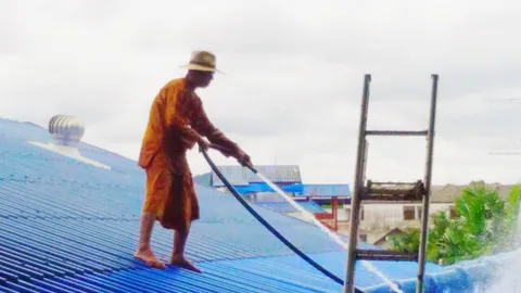 แห่เยี่ยม ‘สมภารจ่อย’ พระนักพัฒนาบางเสร่ ปีนล้างหลังคา พลัดตกสาหัส
