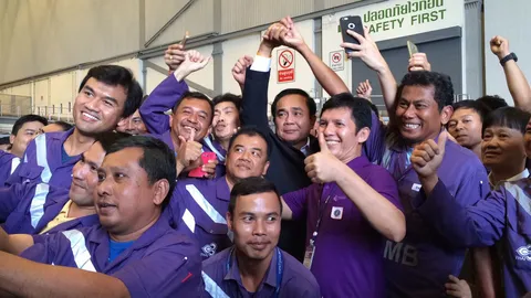 'ประยุทธ์' ตรวจอู่ตะเภา ยิ้มร่าถูกเชียร์ให้เป็นนายกฯ 10 ปี 