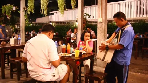 'น้องนนท์' วัย 17 ใช้เวลาว่างขายน้ำผลไม้คั้น ส่งตัวเองเรียนหนังสือ