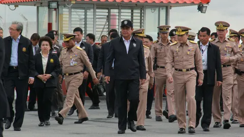 นายกฯ บินระยอง ตามงานเขต ศก.พิเศษตะวันออก-พนง.บินไทยร้องช่วยถูกไล่ที่