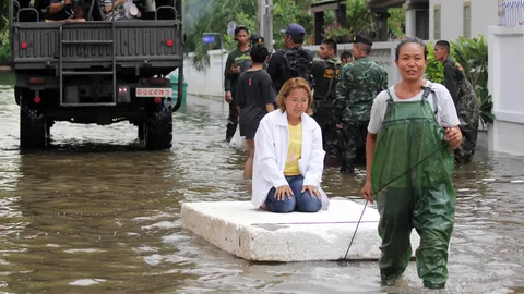 เอาโฟมเป็นแพ! บ้านริมคลองผวาน้องน้ำ ชาวกรุงเครียด กลัวเหมือนปี 54