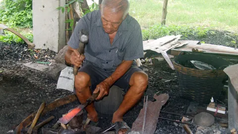 ลุงบุญ ตำนานคนตีเหล็ก! ไทยพวนหาดเสี้ยว อายุ70ปี หาทายาทสืบทอดวิชา  