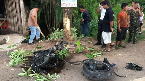 ทหารหนุ่มขี่บิ๊กไบค์ เสียหลักพุ่งชนต้นไม้ รถขาดครึ่ง ดับคาที่ 