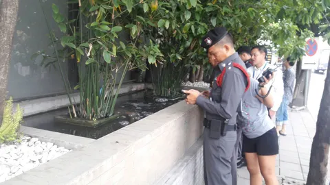 พบศพหนุ่มปริศนาดับคาบ่อปลาหน้าบ้านย่านรัชดาฯ คาดเมาแล้วจมน้ำ