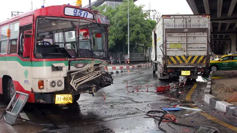 รถเมล์ 95 ก ชนหกล้อ เจ็บระนาว 16 คน! แยกบังคับเลี้ยวซ้ายดันพุ่งตรง