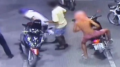 รวบได้อีก 2 รุมตีหนุ่มในปั๊มน้ำมัน อ้าง หลงเชื่อรุ่นน้องว่าเป็นอริ