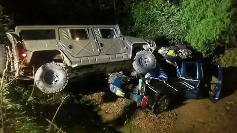 รถทหารชนกระบะขนแรงงานเถื่อน ไล่ล่ากันมา ตกข้างทาง-เบรกไม่ทัน เจ็บ 26