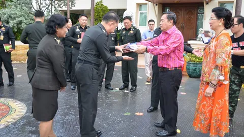 'บิ๊กตุ้ย'เปิดบ้านฉลองอายุครบ 71ปี นายทหารแห่ร่วมอวยพร