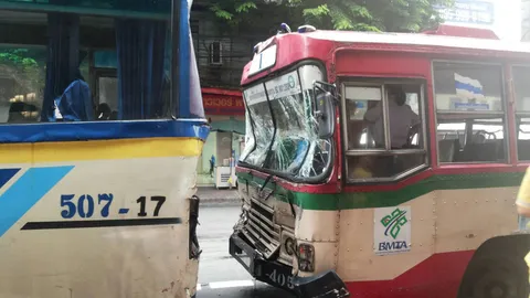 เมล์สาย 1 เบรกไม่อยู่พุ่งชนท้ายรถร่วม 507 อย่างแรง ผู้โดยสารเจ็บ 13 คน	