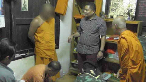 จับพระวัดดังกำลังหั่นกัญชาคากุฏิ อ้างดูดแล้วสวดมนต์ลื่นไหลไม่มีสะดุด