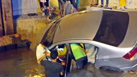 หวิดดับ หนุ่มขับเก๋งชนแบริเออร์ ตกร่องน้ำริมมอเตอร์เวย์ชลบุรี