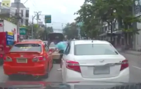 ใครผิด!? แท็กซี่เปลี่ยนเลน วีออสเดือดขับปาดหน้าเคลียร์ เหตุเกิดที่ลาดพร้าว 71 (ชมคลิป)