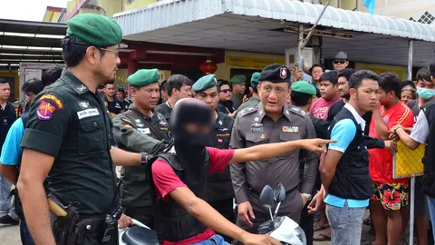 ตร.พิจิตรนำวัยรุ่นโหด ทำแผนฆ่าปาดคอสาวประเภทสองดับ