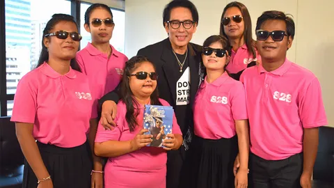 "เบิร์ด" ชวนให้กำลังใจ นักร้องนักดนตรีตาบอด