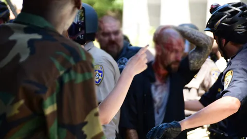 มะกันตีกันเองเลือดอาบ! กลุ่มชาตินิยมผิวขาวเดินขบวน เจอต้านโดนแทงเจ็บ 10