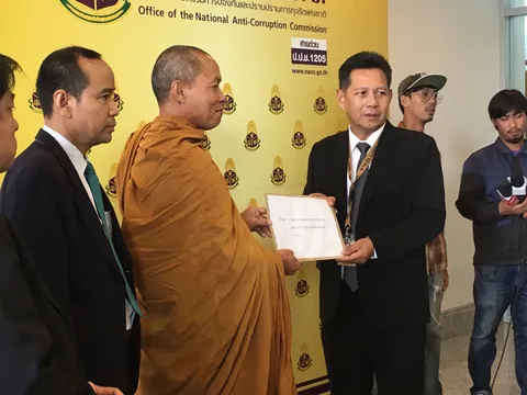 'พุทธะอิสระ' ยื่นเรื่อง ป.ป.ช. เอาผิด ผอ.สำนักพุทธฯ ไม่ถอด 'ธัมมชโย'